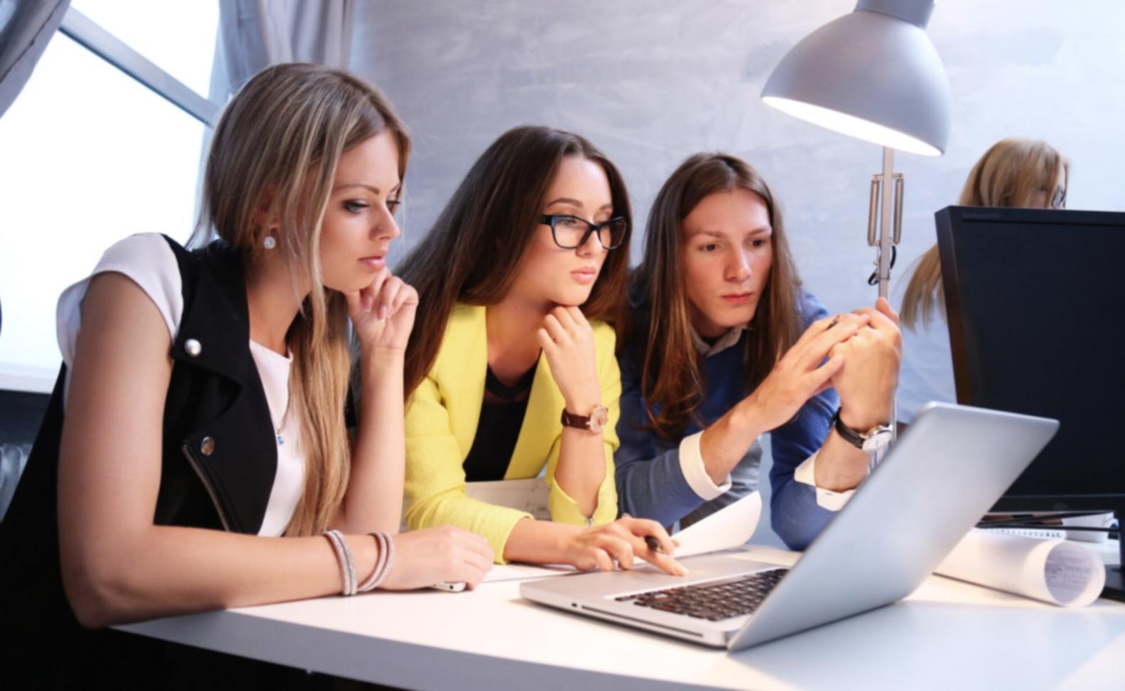 Espacio de trabajo moderno donde desarrollamos soluciones financieras accesibles