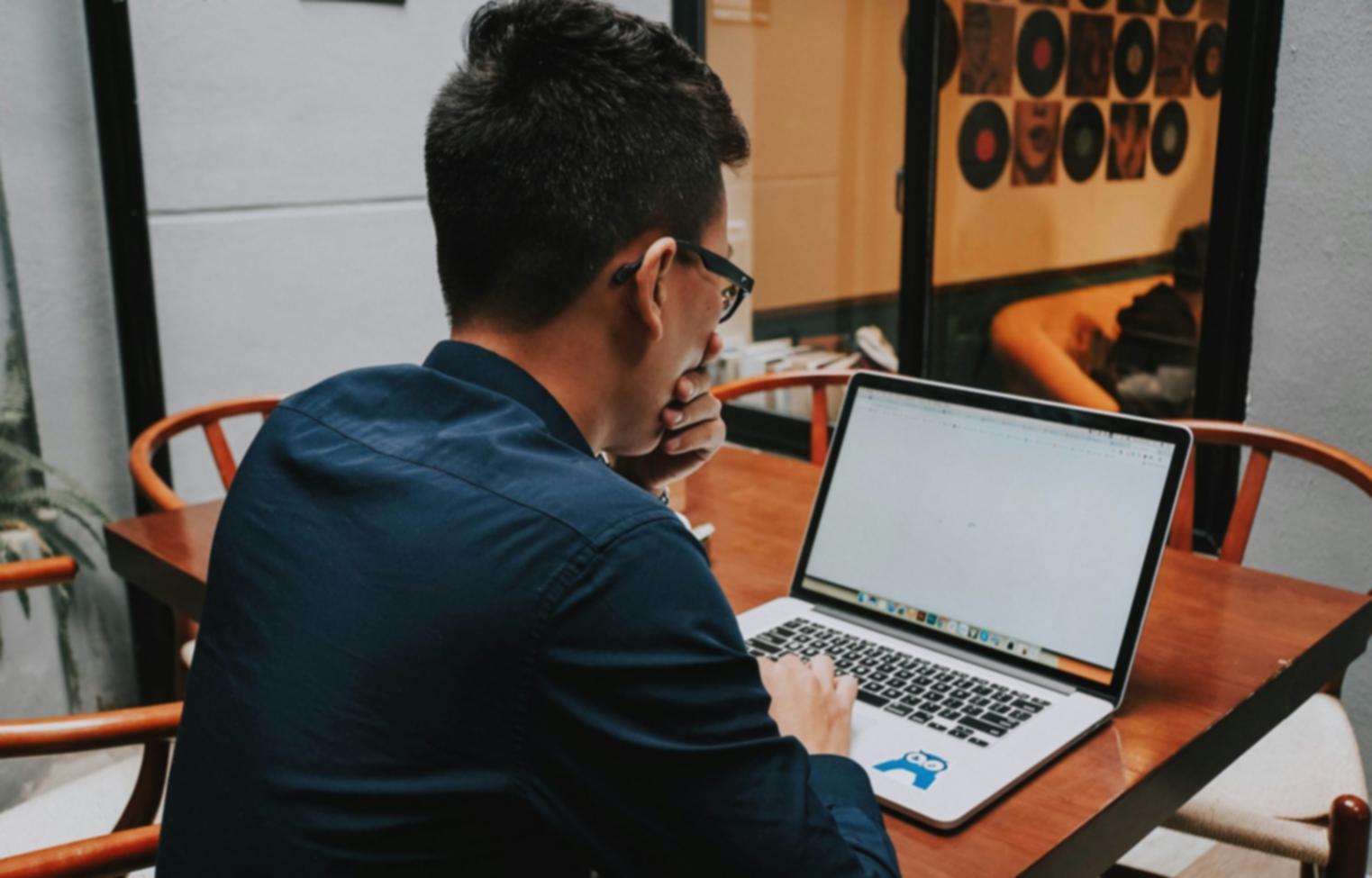 Equipo trabajando en mejoras continuas de la plataforma de seguimiento financiero